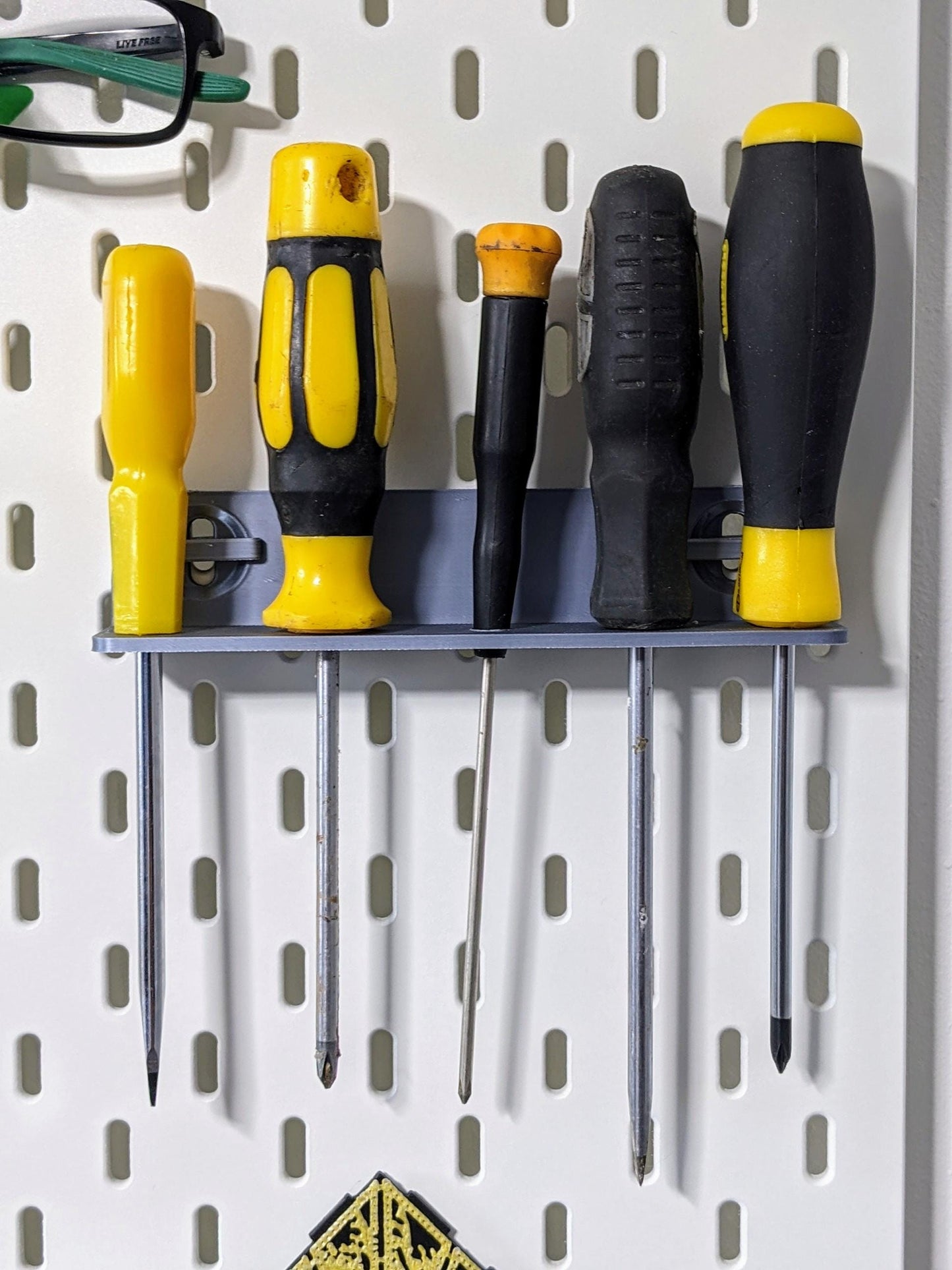 Skadis compatible screwdriver tool holder. Heavy duty mini shelf with 5 holes for Ikea pegboard.